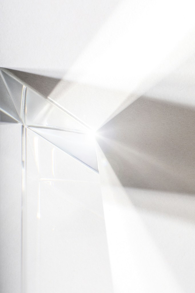 Lumière à travers un prisme de verre — symbole de clarté et d’inspiration